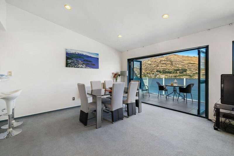 Lovely 3-bedroom lakeview townhouse!