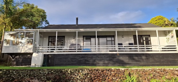 LOVELY FAMILY HOME WITH GOLF COURSE VIEWS