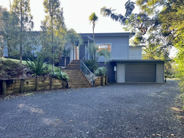 LARGE FAMILY HOME – SPACIOUS SPLIT-LEVEL LIVING