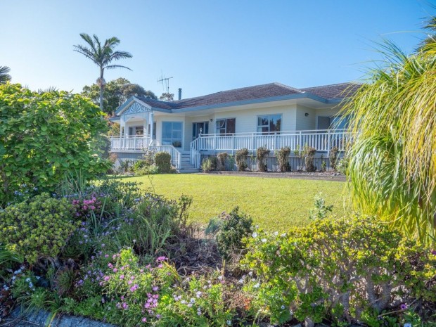 LIGHT-FILLED VILLA IN STUNNING COASTAL SETTING – LONG TERM, FURNISHED, LAWNS INCLUDED