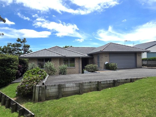 Modern and Lawns Included!