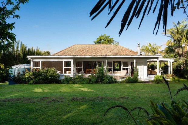 FULLY FURNISHED CALIFORNIAN BUNGALOW – LAWNS & GARDENS INCLUDED