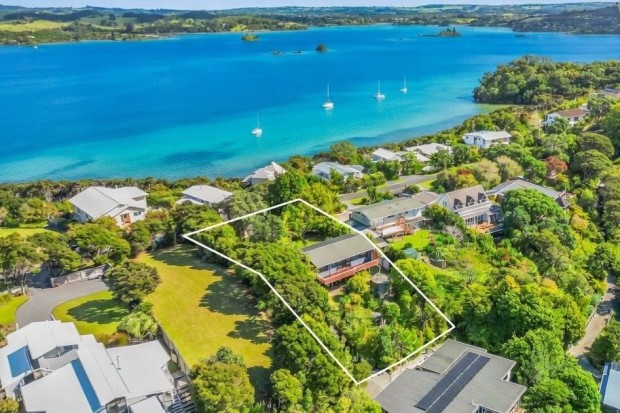 DOVES BAY COASTAL RETREAT WITH MARINA VIEWS