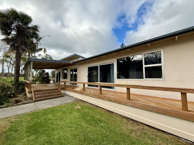 SUNNY RURAL RETREAT – SANDYS ROAD - LAWNS INCLUDED