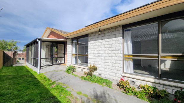 Spacious 3-Bedroom Home with Double Garage, Great Garden & Solar