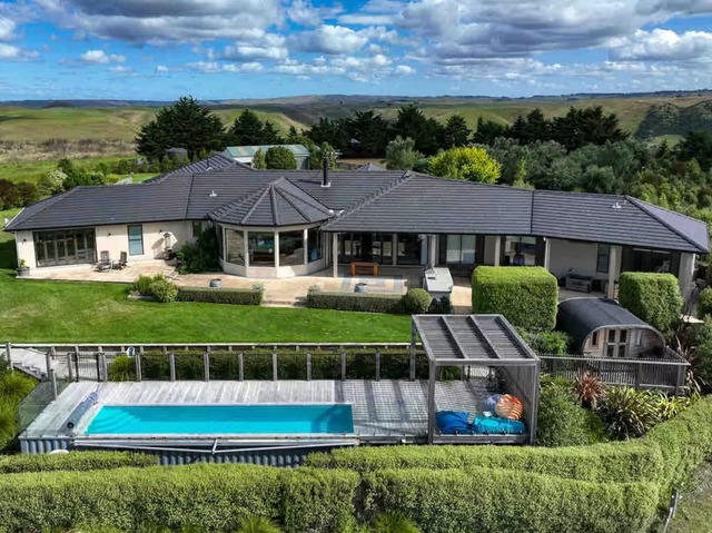 Luxury Rural Retreat – Private Hilltop Escape