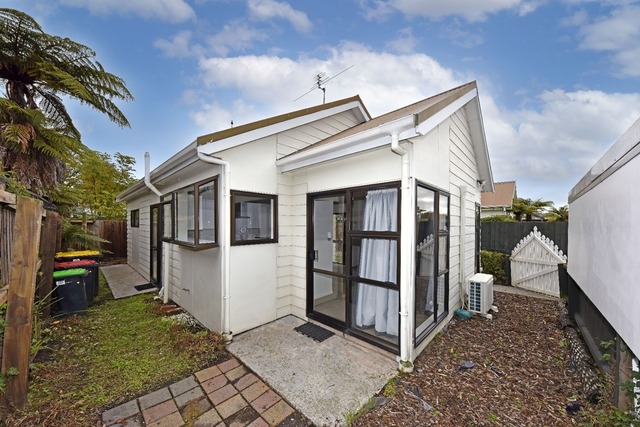 Sunny 2-Bedroom Unit with Garden