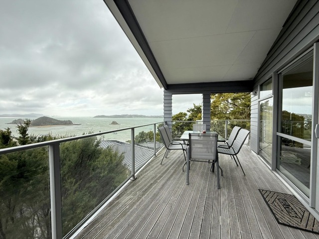 FLOAT ABOVE THE BAY – BREATHTAKING VIEWS & FLEXIBLE LIVING