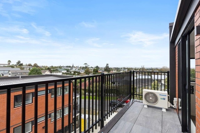New 2-bedroom apartment with a balcony and a view!