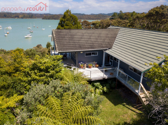 Peaceful Bay of Islands Living – Spectacular Views, Flexible Layout, Prime Location!