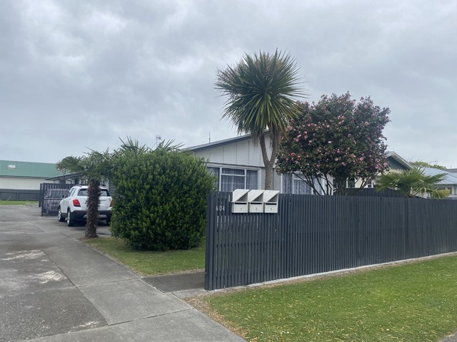 Modern, tidy and sunny unit in a great location.