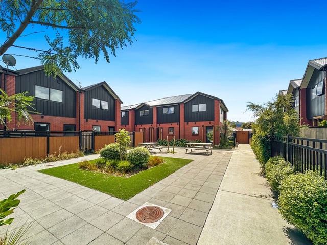 Quiet, Sunny & Private  Modern 2-Bedroom Townhouse