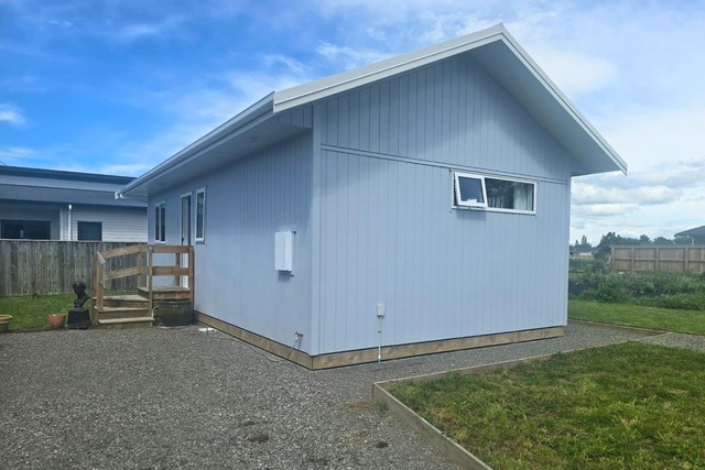 Sunny 1 Bedroom Standalone Home in Lansdowne