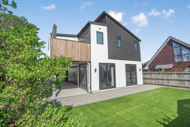 Modern Coastal Living in the Heart of Petone