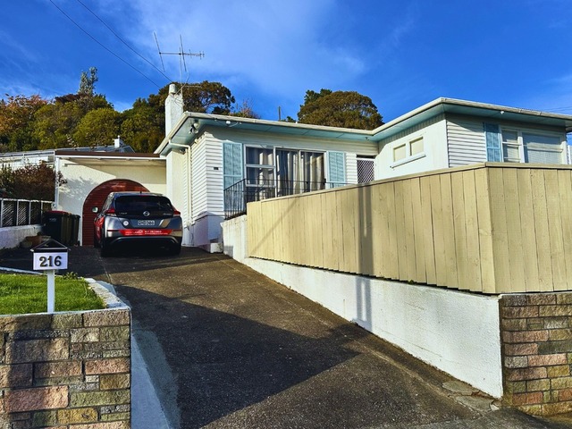 Sunny 3 Bedroom Family Home Opposite the Park