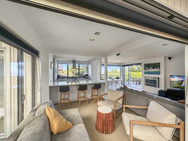 Harbour Views & Hilltop Style in Maungaraki