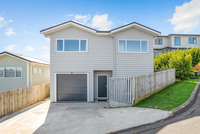 Modern 4-Bedroom Family Home with Internal Access Garage