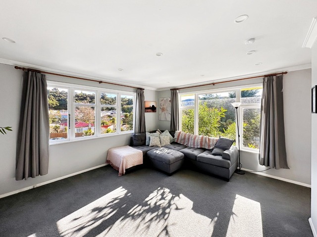 Sunny Stokes Valley Family Home
