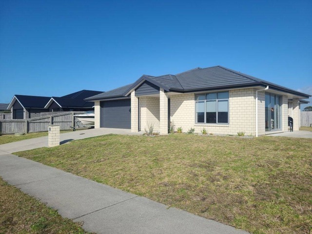 Four Bedroom home in One Tree Point