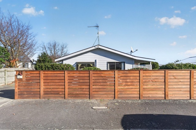 Sunny 2-Bedroom Home with Large Garage – Available Now!