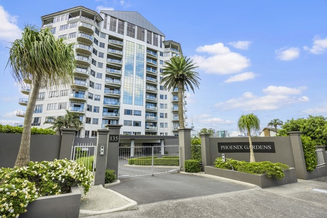 Executive Living with Spectacular Views