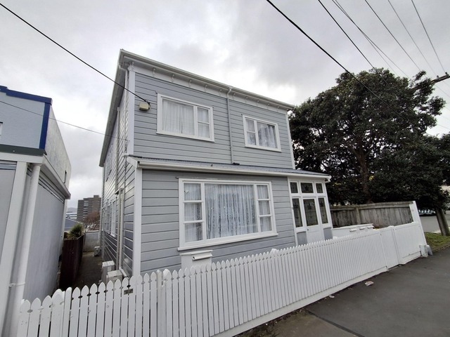 Central Newtown Flat