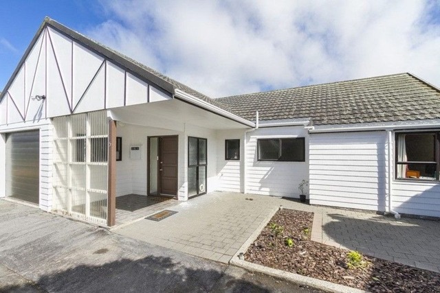 Modern, Sunny 2-Bedroom Townhouse