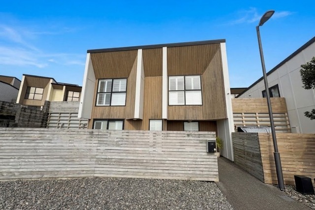 Modern Furnished Townhouse  Views, Sun & Superb Outdoor Living