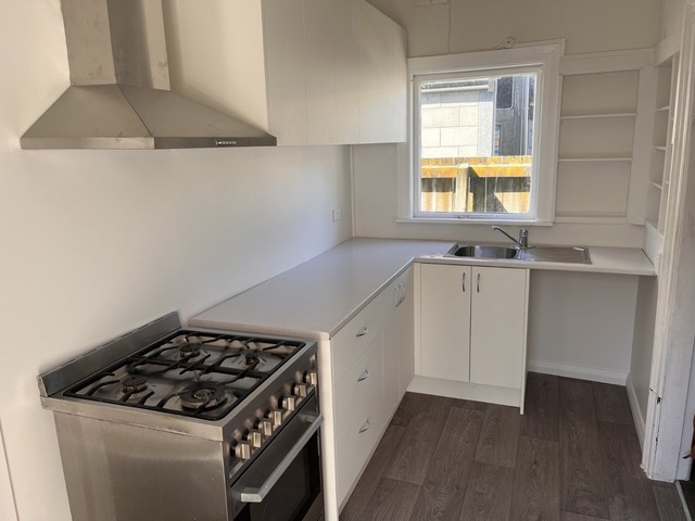 Tidy central three-bedroom Newtown flat for rent.