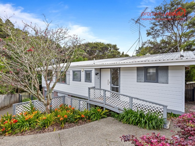 Tranquil Family Home Bordering Reserve