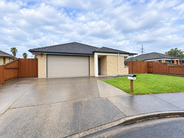 3-Bedroom - Hamilton East Family Home - Great School Zones!